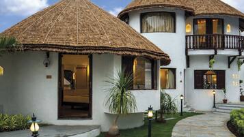 Deluxe Room | Premium bedding, in-room safe, individually decorated