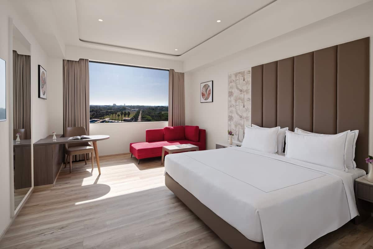 Ropa de cama de alta calidad y caja de seguridad en la habitación