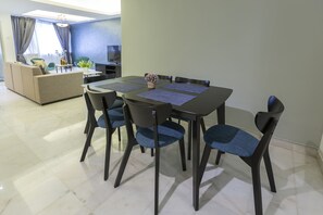 Apartamento superior, 3 habitaciones | Servicio de comidas en la habitación