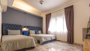Hotellihuone, jossa on kaksi sänkyä, marmorilattia, kattovalaisin ja ikkuna, jossa on verhot.