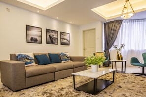 Apartamento superior, 3 quartos | Sala de estar | TV de tela plana