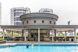 สระว่ายน้ำกลางแจ้ง