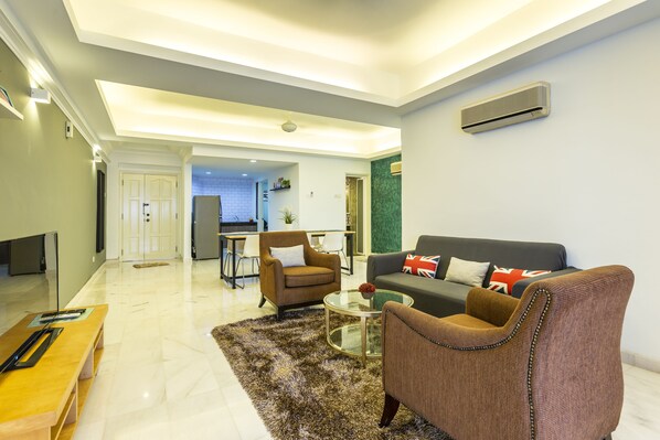 อพาร์ทเมนท์, 2 ห้องนอน | ห้องนั่งเล่น | ทีวีจอแบน