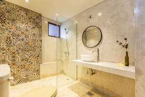 Premium Apartment | Bathroom | Shower, free toiletries, towels