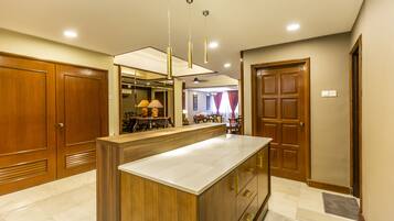 Full-sized fridge, microwave, oven, stovetop