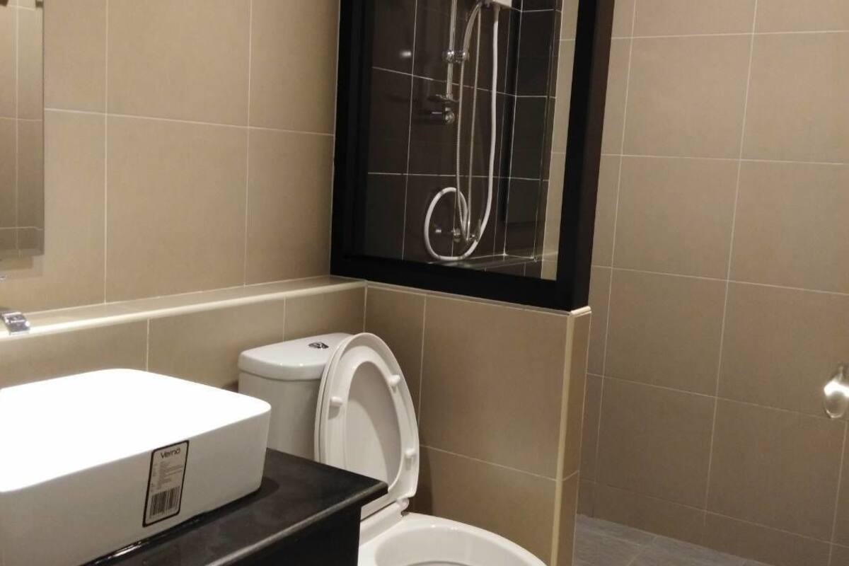 deluxe single room | bathroom | shower, free toiletries, towels