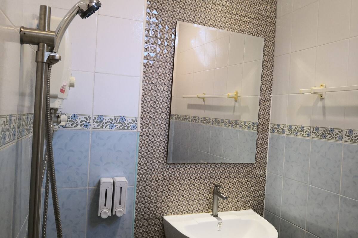 standard single room | bathroom shower