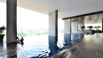 Kolam renang tertutup