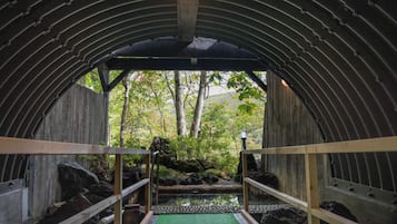 Suối nước nóng