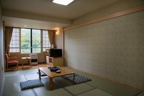 传统四人房 (Japanese Style) | 羽绒被、客房内保险箱、床单