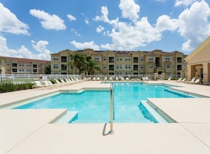 Piscine extérieure, parasols de plage, chaises longues