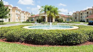 A courtyard with a circular fountain, surrounded by well-maintained hedges and a palm tree. - Tr421 - Terrace Ridge - 2 Bed 2 Baths Condo (Davenport)