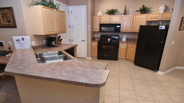 Family Condo, Garden Area | Shared kitchen