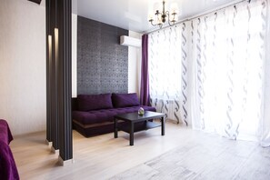 Studio Suite, 1 Queen Bed with Sofa bed, Non Smoking