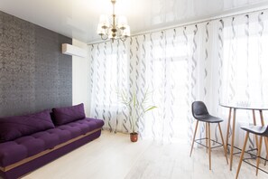 Studio Suite, 1 Queen Bed with Sofa bed, Non Smoking