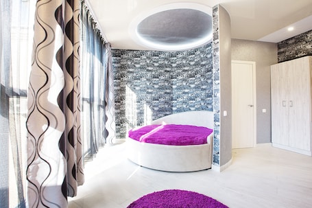 1 habitación, sistema de insonorización y tabla de planchar con plancha