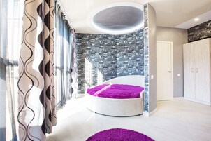 Suite, 1 cama de matrimonio grande, no fumadores | 1 dormitorio, sistema de insonorización, tabla de planchar con plancha