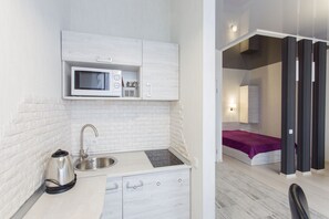 Studio Suite, 1 Queen Bed with Sofa bed, Non Smoking | Private kitchenette | Fridge, microwave, stovetop, electric kettle - Hotapart (Kharkiv)