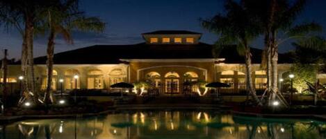 Bagian depan properti - sore/malam