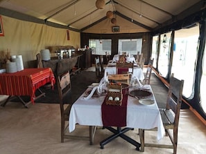 供应早餐、午餐和晚餐,本地与国际菜