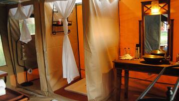 Lều Deluxe (North Serengeti & Ndutu–Ngorongoro) | Phòng tắm | Buồng tắm vòi sen, đồ dùng nhà tắm miễn phí