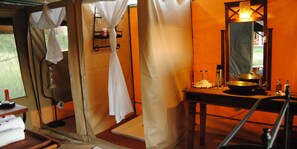 Tienda de campaña Deluxe (North Serengeti & Ndutu–Ngorongoro) | Baño | Regadera y amenidades de baño gratuitas 
