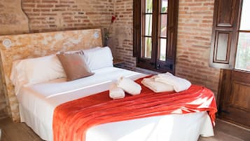 Deluxe tweepersoonskamer, terras, uitzicht op stad | Geluiddichte muren, een strijkplank/strijkijzer, gratis wifi, beddengoed