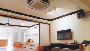 아파트, 침대(여러 개) | 거실 공간 | 스마트 TV