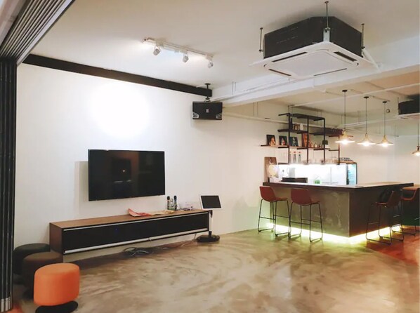 Departamento, varias camas | Sala de estar | Smart TV