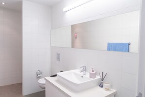 トラディショナル ルーム | バスルーム | シャワー、バスアメニティ (無料)、ヘアドライヤー、タオル