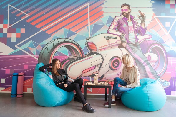 デザイン シングルルーム ベッドルーム (複数) | リビング エリア