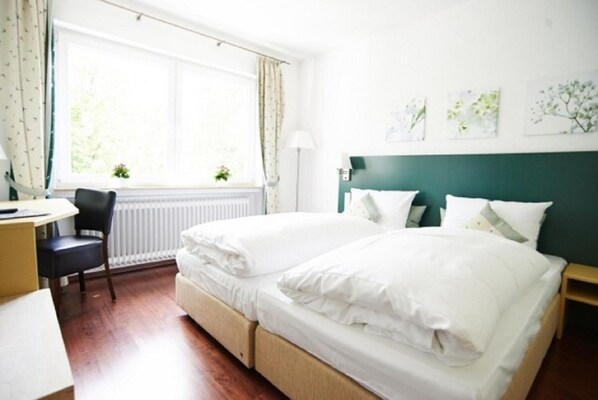 Hypo-allergenic bedding, desk, free WiFi, bed sheets