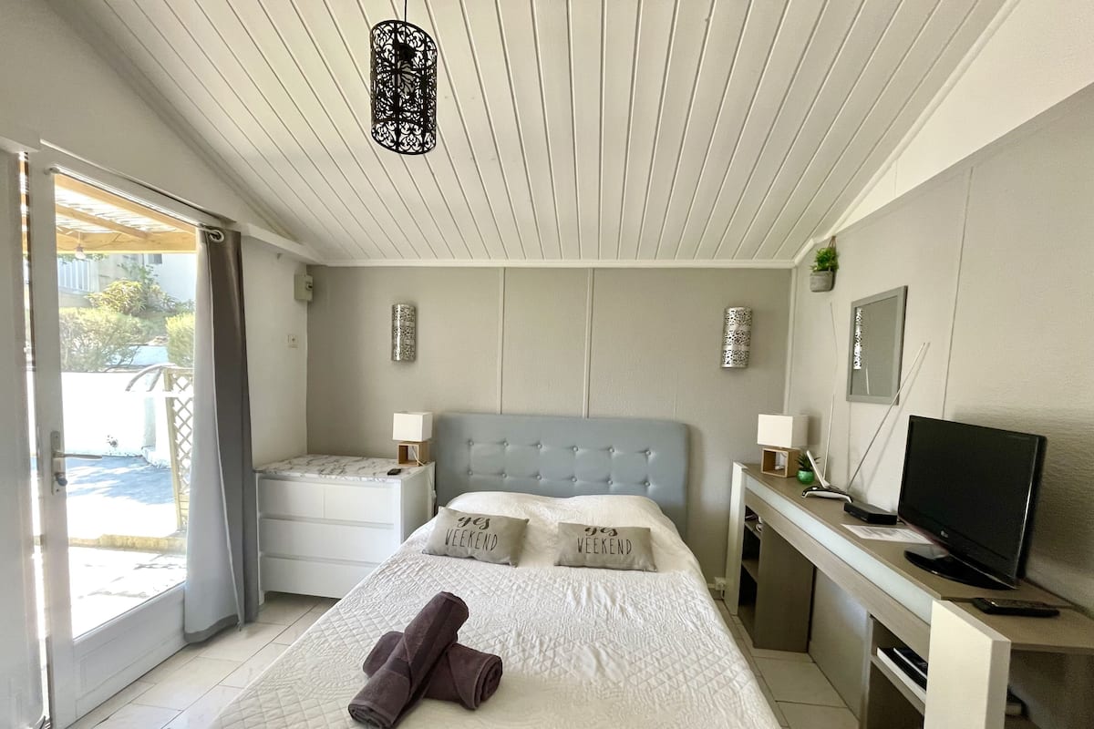 Habitación triple clásica | Decoración personalizada, muebles diferentes y cortinas blackout