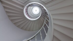 A spiral staircase with a central column and a handrail. - La Maison du Champlain (Lille)