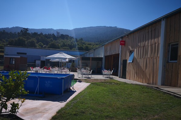 Una piscina al aire libre de temporada