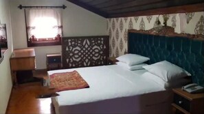 Quarto casal standard | Escrivaninha, berços grátis, camas extras/dobráveis (sobretaxa)