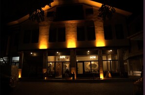 Fachada da propriedade à noite
