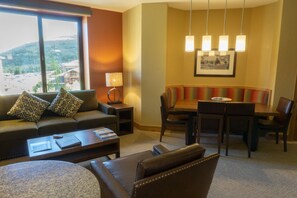 Studio | Oleskelualue | Taulutelevisio, takka