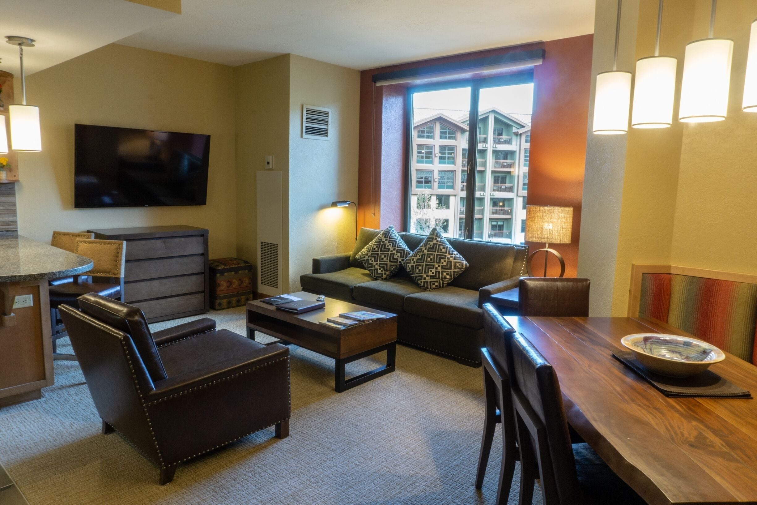 Studio | Area keluarga | TV layar datar dan perapian