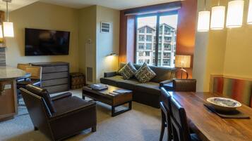 Estudio | Zona de estar | Una televisión de pantalla plana, una chimenea