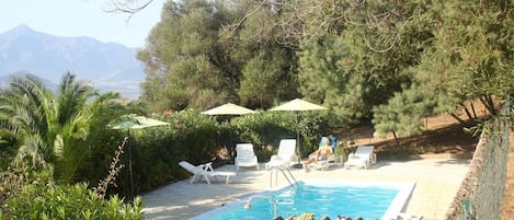 Sesongbasert utendørsbasseng, bassengparasoller og solsenger