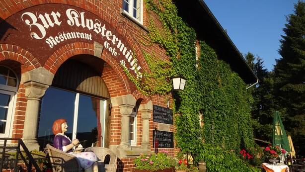 A brick building with a sign reading "Zur Blosstermühle Restaurant." - Hotel Klostermühle (Hann. Muenden)