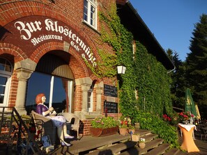 Un bâtiment en briques sur lequel on peut lire l’inscription : « Restaurant Zur Blosstermühle ».