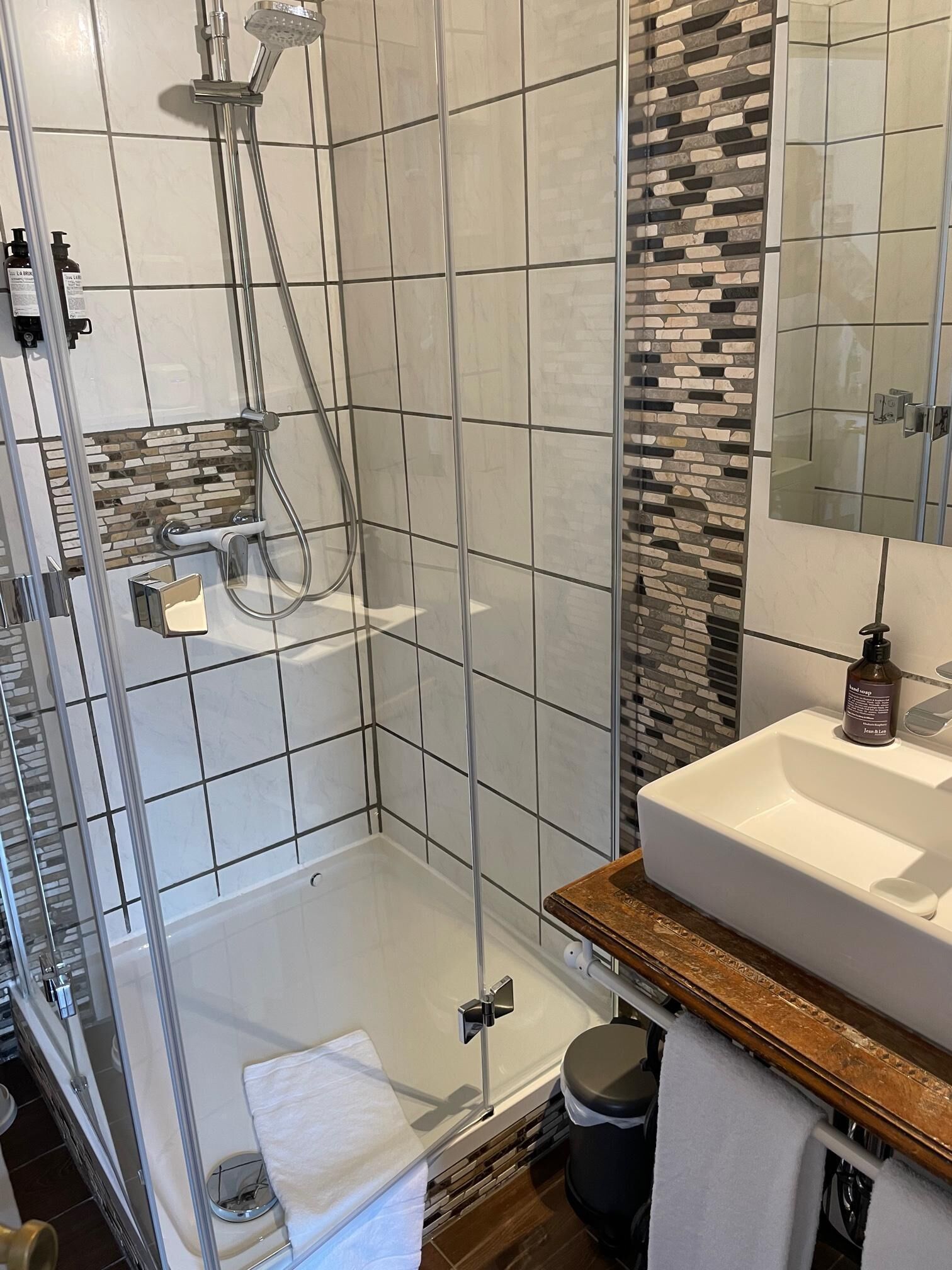 Habitación doble, baño en la habitación | Vista del balcón