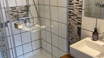 Tweepersoonskamer, en-suite badkamer | Uitzicht vanaf balkon