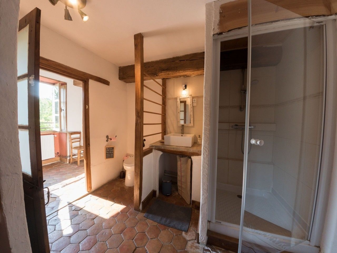 Un baño con ducha, lavabo e inodoro.