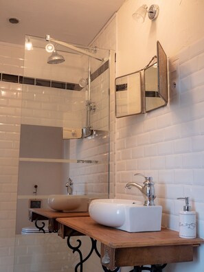 Double Room | Bathroom | Free toiletries, hair dryer, towels - Chambres d'hôtes Esprit d'un Moment (Nolay)