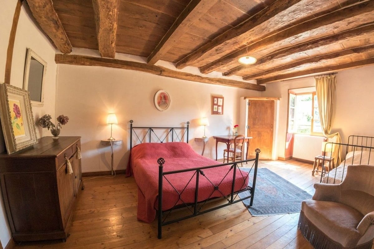 Quarto triplo (Bois) | Ferros/tábuas de passar roupa, berços grátis, Wi-Fi de cortesia