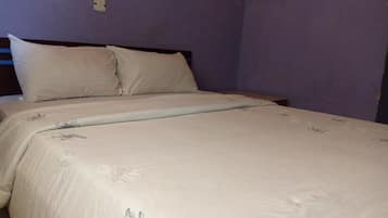 Royal Room, 1 Queen Bed, Non Smoking | 1 bedroom, desk, laptop workspace, bed sheets