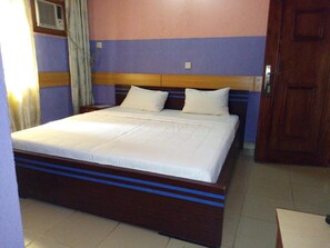 Rom – premium, 1 queensize-seng, ikke-røyk | Skrivebord, skrivebord for bærbar PC og sengetøy